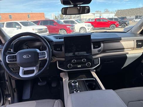 Used 2024 Ford Expedition Limited image 8