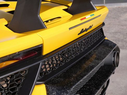 Used 2018 Lamborghini Huracan Performante image 11