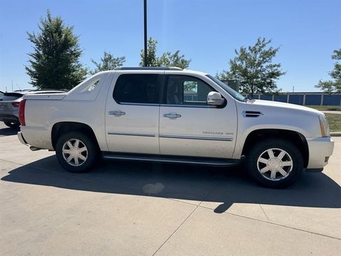 Used 2013 Cadillac Escalade EXT AWD/4WD image 3