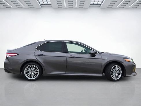 Used 2020 Toyota Camry XLE image 7
