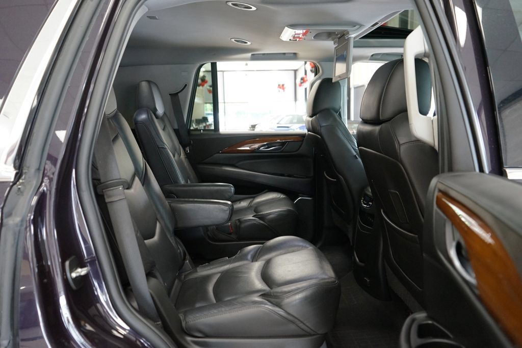 Used 2018 Cadillac Escalade Luxury AWD/4WD image 16