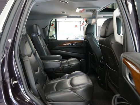 Used 2018 Cadillac Escalade Luxury AWD/4WD image 16