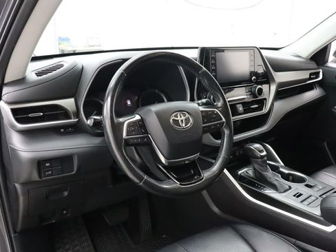 Used 2021 Toyota Highlander XLE AWD/4WD image 13