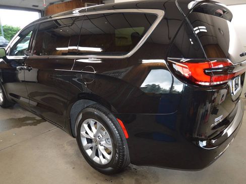 Used 2025 Chrysler Pacifica Select AWD/4WD image 24