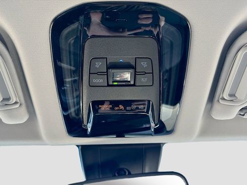 Used 2021 Toyota Venza LE image 33