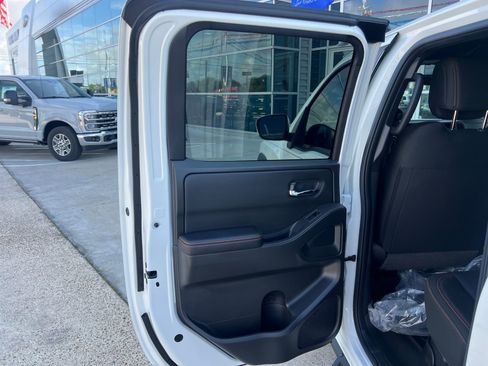 Used 2025 Nissan Frontier PRO-4X AWD/4WD image 12