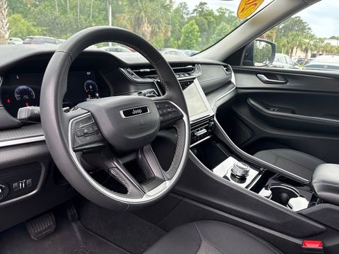 Used 2023 Jeep Grand Cherokee Laredo RWD image 7