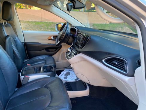 Used 2017 Chrysler Pacifica Touring-L image 47