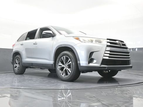 Used 2019 Toyota Highlander LE FWD image 60