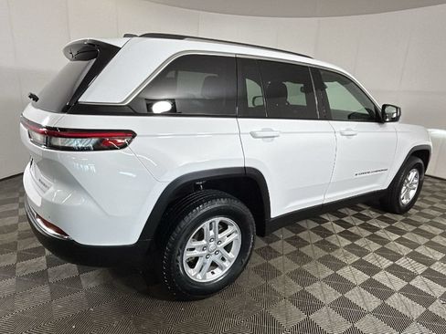 Used 2023 Jeep Grand Cherokee Laredo AWD/4WD image 3