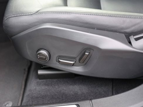 Used 2025 Volvo XC60 B5 Core image 18