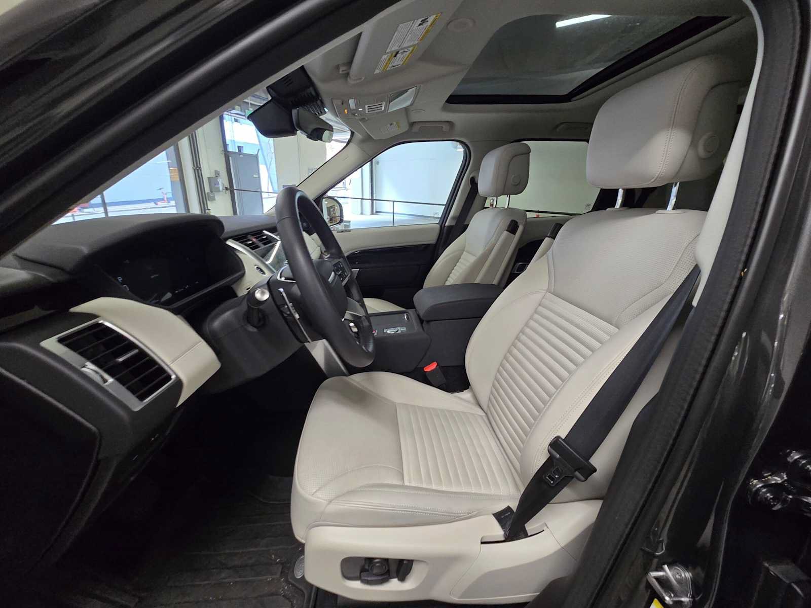 Used 2025 Land Rover Discovery S AWD/4WD image 21