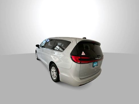 Used 2023 Chrysler Pacifica Touring-L FWD image 6