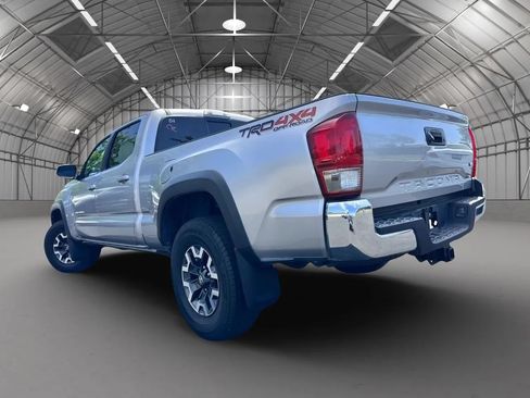 Used 2017 Toyota Tacoma TRD Off-Road w/ Tow Package AWD/4WD image 4