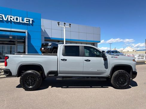 Used 2025 Chevrolet Silverado 2500 ZR2 w/ Technology Package image 6