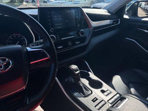 Used 2020 Toyota Highlander XLE image 23