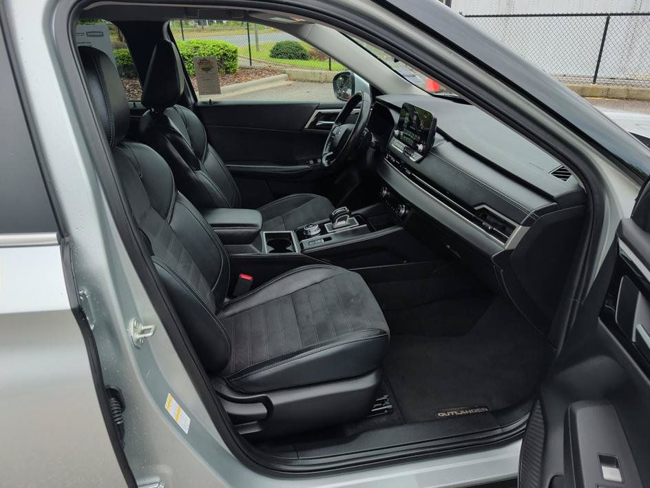 Used 2024 Mitsubishi Outlander SE AWD/4WD image 12