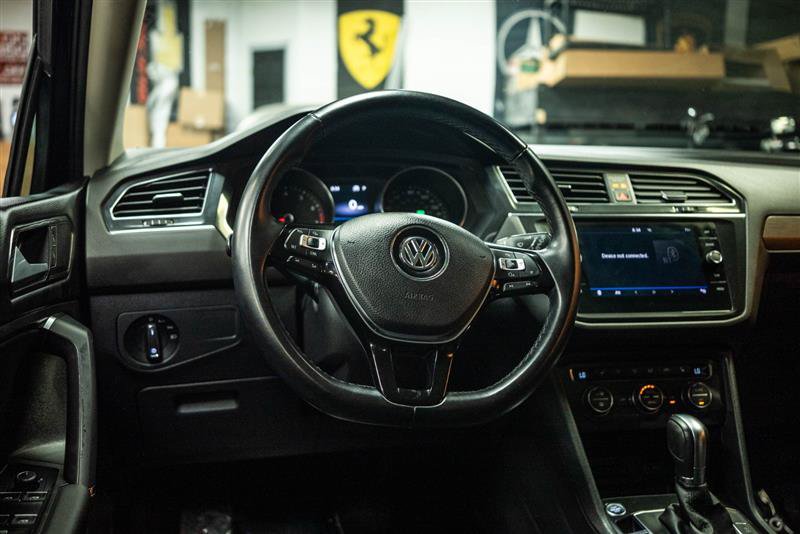 Used 2018 Volkswagen Tiguan SE w/ Panoramic Sunroof Package FWD image 15