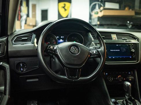 Used 2018 Volkswagen Tiguan SE w/ Panoramic Sunroof Package FWD image 15