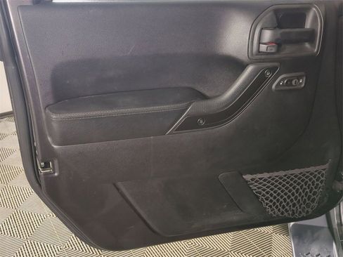 Used 2017 Jeep Wrangler Unlimited Sahara image 18