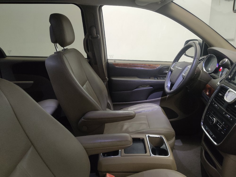 Used 2016 Chrysler Town & Country Touring FWD image 21