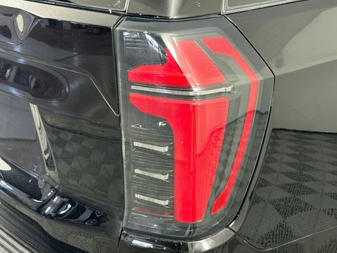 Used 2025 Chevrolet Tahoe LS RWD image 31