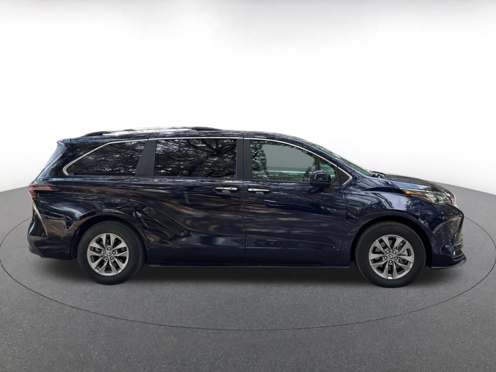 Used 2025 Toyota Sienna XLE FWD image 9
