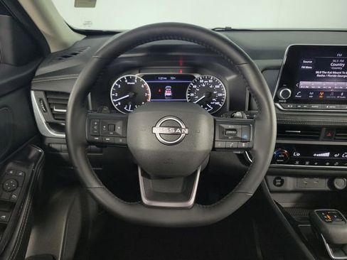 Used 2025 Nissan Rogue SV image 21