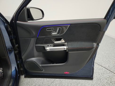 Used 2023 Mercedes-Benz GLB 250 image 19