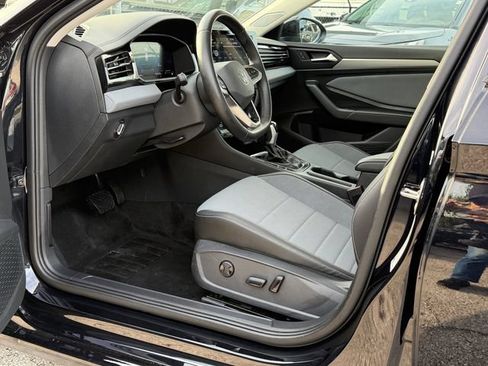 Used 2025 Volkswagen Jetta SE w/ Sunroof Package FWD image 12