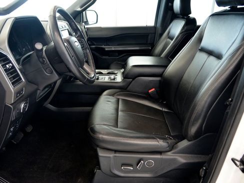 Used 2019 Ford Expedition XLT w/ Equipment Group 202A AWD/4WD image 16