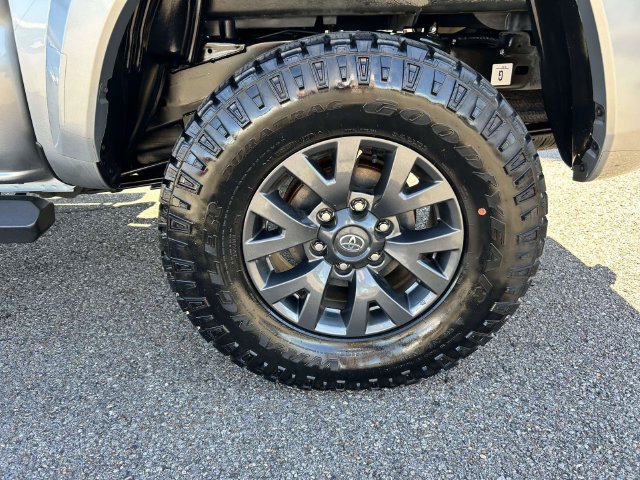 Used 2023 Toyota Tacoma SR5 w/ Technology Package AWD/4WD image 3