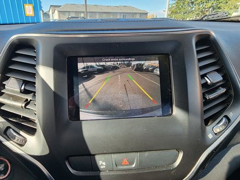 Used 2019 Jeep Cherokee Latitude Plus w/ Cold Weather Group image 17