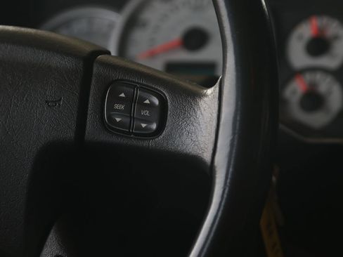 Used 2004 HUMMER H2 w/ Preferred Equipment Group image 23