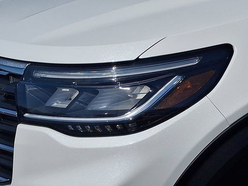 Certified 2025 Ford Explorer Active w/ Active Comfort Package AWD/4WD image 9