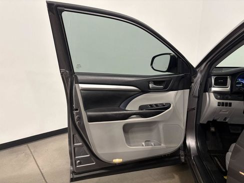 Used 2017 Toyota Highlander XLE AWD/4WD image 10