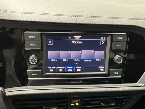 Used 2024 Volkswagen Jetta SE w/ Panoramic Sunroof Package image 18