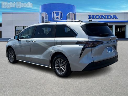 Used 2024 Toyota Sienna XLE FWD image 5