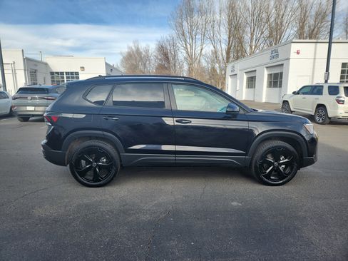 Certified 2025 Volkswagen Taos SE image 8