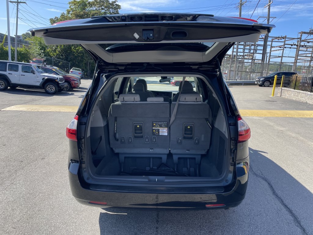 Used 2020 Toyota Sienna LE w/ LE Preferred Package FWD image 13