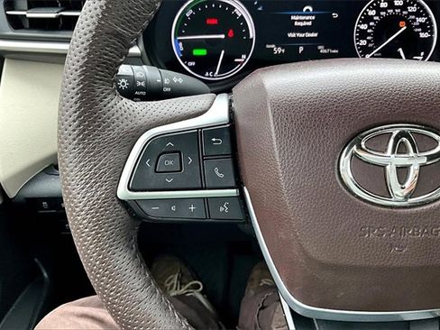 Used 2022 Toyota Sienna Platinum image 10