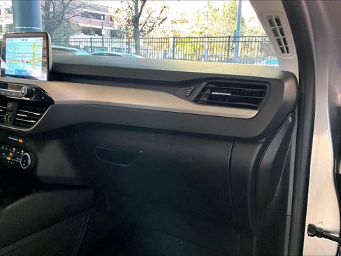 Used 2022 Ford Escape SE w/ SE Sport Appearance Package image 18