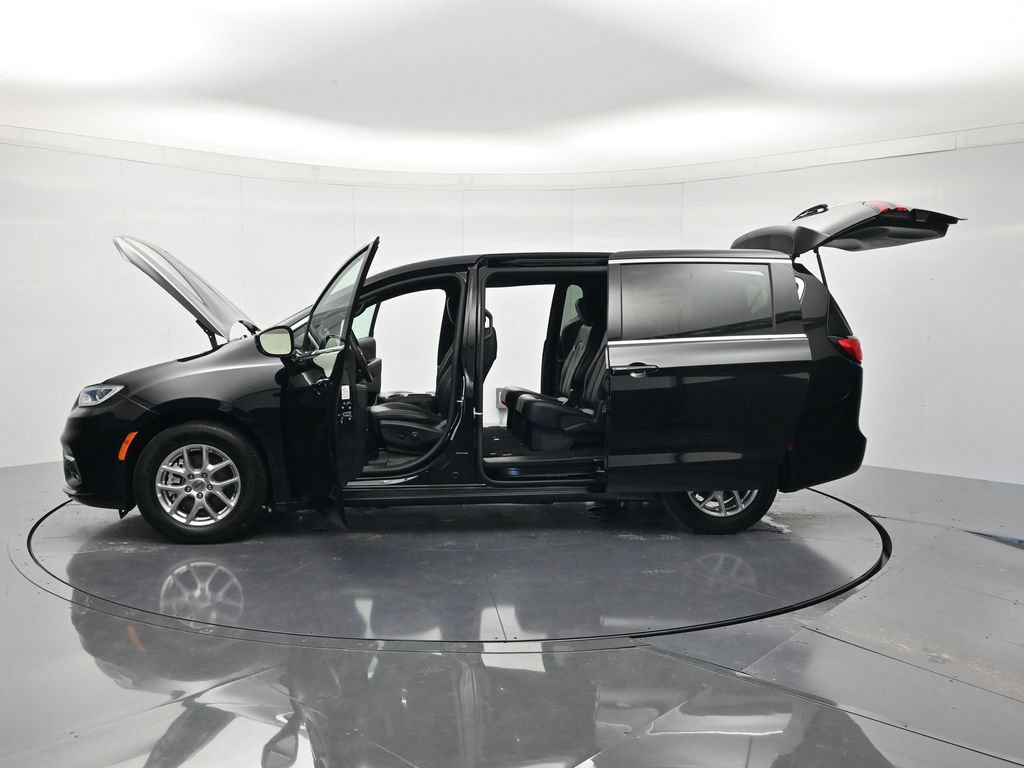 Used 2025 Chrysler Pacifica Select FWD image 46