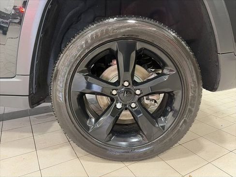 Used 2024 Jeep Grand Cherokee Altitude AWD/4WD image 24