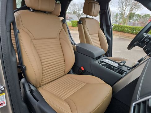 Certified 2025 Land Rover Discovery Dynamic SE image 10