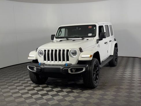 Used 2022 Jeep Wrangler Unlimited Sahara AWD/4WD image 3