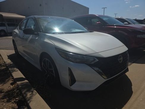 Used 2025 Nissan Sentra SR w/ SR Premium Package FWD image 1
