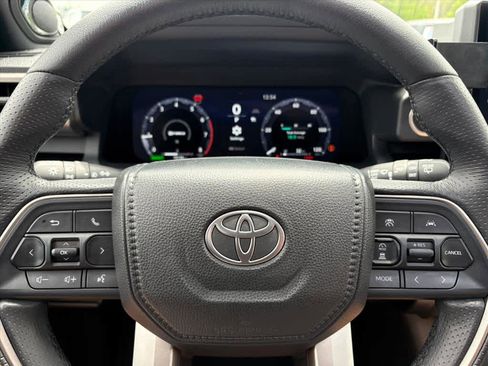 Used 2025 Toyota 4Runner Limited AWD/4WD image 17