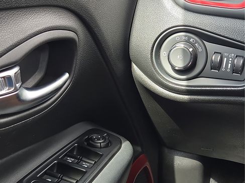 Used 2021 Jeep Renegade Trailhawk AWD/4WD image 13