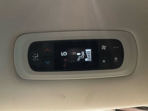 Used 2023 Chrysler Pacifica Touring-L FWD image 21